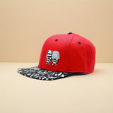 Gorra Snapback Roja para Hombre con Salpicadura Negra/Blanca y Bordado TOM - Gorra de Visera Ajustable, Ligera y de Moda Urbana para Uso Casual al Aire Libre, Accesorio de Tendencia para Todas las Estaciones