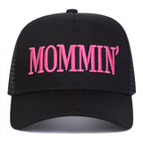 1-Pack Gorra de Béisbol Bordada para Mujer MOMMIN' con Panel Trasero de Malla, Cierre Ajustable Snapback, Diseño Transpirable UPF para Viajes al Aire Libre, Playa y Uso Casual - con Letras Rosadas, Accesorios Exteriores, Sombrero Duradero