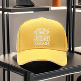Una gorra de béisbol impresa unisex de Gas Monkey Garage, con una visera de estilo sándwich y diseño ajustable. Esta gorra de padre ligera muestra un patrón de mono de dibujos animados, una visera curva y un logotipo blanco y negro, lo que la convierte en
