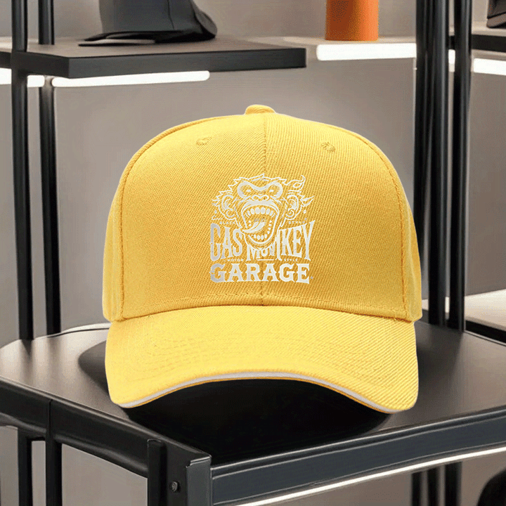 Una gorra de béisbol impresa unisex de Gas Monkey Garage, con una visera de estilo sándwich y diseño ajustable. Esta gorra de padre ligera muestra un patrón de mono de dibujos animados, una visera curva y un logotipo blanco y negro, lo que la convierte en