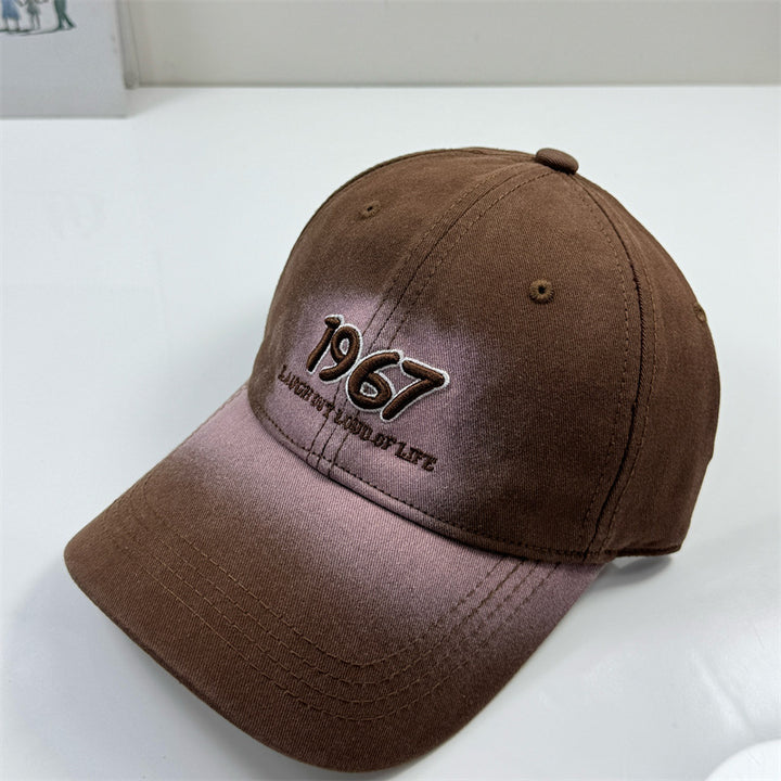 Gorra de Béisbol Bordada 2025 para Hombres y Mujeres - Panel Frontal Ligero y Transpirable, Diseño Atemporal Beige y 1957, Sombrero Casual al Aire Libre, Unisex con Efecto Degradado Moderno, Ajuste Cómodo, Accesorio de Moda para Entusiastas