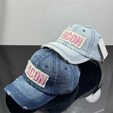 Nueva gorra de béisbol de mezclilla de estilo moderno para mujeres, versátil y elogiada, con un pequeño visor, adecuada para hombres, con letras bordadas de moda y una parte superior suave.