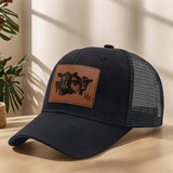 Gorra de béisbol de diseño ligero hecha de piel sintética con grabado de vaca de dos cabezas, con malla transpirable para actividades al aire libre como ir de compras, vacacionar y más.