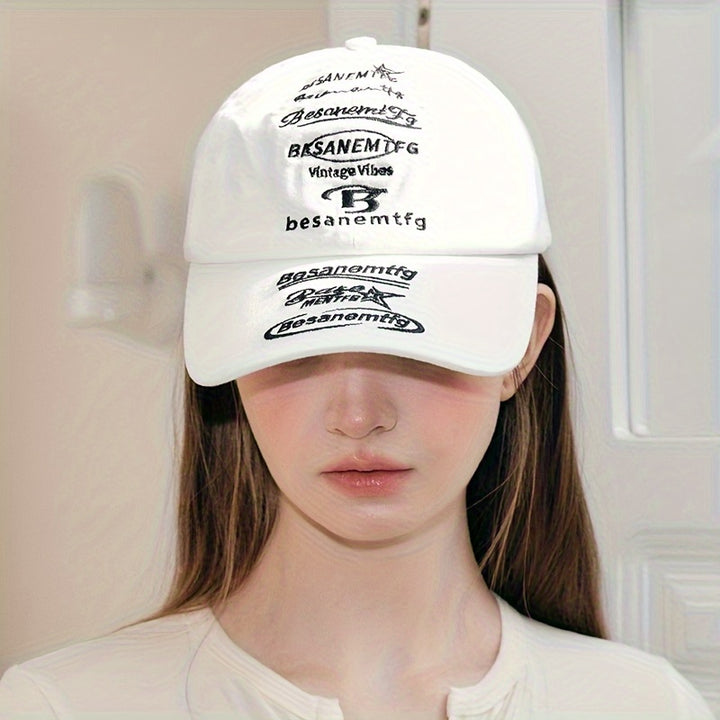 1 Gorra de Béisbol Creativa para Mujer, Opciones en Blanco y , Letras Bordadas - Ideal para Parejas, Regalo Perfecto de Cumpleaños o Atuendo Casual