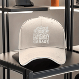 Una gorra de béisbol impresa unisex de Gas Monkey Garage, con una visera de estilo sándwich y diseño ajustable. Esta gorra de padre ligera muestra un patrón de mono de dibujos animados, una visera curva y un logotipo blanco y negro, lo que la convierte en
