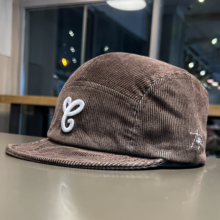 Un par de gorras de béisbol de visera suave con letras, diseñadas tanto para hombres como para mujeres. Presentan un nuevo estilo de otoño e invierno inspirado en Corea, que combina elementos retro casuales con influencias de la moda coreana y japon