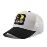 Gorra Trucker Gráfica de la Serie Western Yellowstone para Hombres y Mujeres - Cierre Ajustable Snapback, Parte Trasera de Malla Transpirable, Gorra Duradera con Logo de Yellowstone y Diseño de Dutton Ranch para Uso Casual al Aire Libre en Verano, Regalo