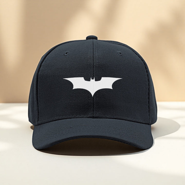 1 pieza de gorra de béisbol con diseño de murciélago WB - Gorra ajustable con cierre para hombres y mujeres, poliéster transpirable, negro con logo blanco DC, gorra de verano divertida, protección solar, ajuste perfecto, ideal para Navidad, 'S Day, Acción