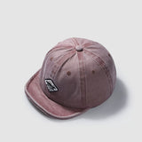 Una gorra de béisbol básica y elegante para hombres, con un diseño retro de trabajo japonés lavado, con una visera corta, adecuada para la moda urbana de hip-hop, incluyendo una gorra de camionero con visera plana.