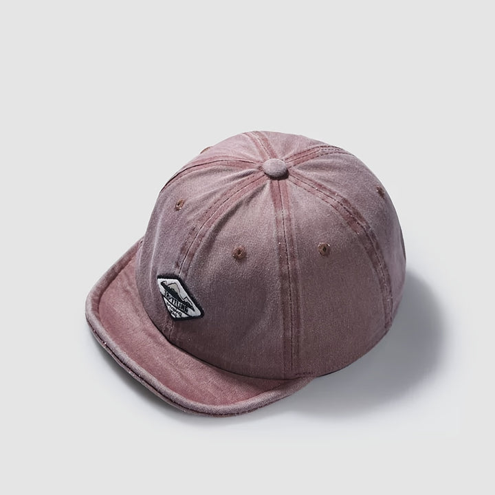 Una gorra de béisbol básica y elegante para hombres, con un diseño retro de trabajo japonés lavado, con una visera corta, adecuada para la moda urbana de hip-hop, incluyendo una gorra de camionero con visera plana.