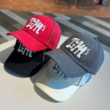 Gorra de Béisbol Ajustable para Hombre y Mujer con Letras Blancas en Relieve y Diseño Rojo/ - Gorra Unisex Ligera y Transpirable, Estilo Casual y Moderno (Lavado a Mano)