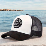 Gorra de Trucker con Mesh Transirable - Unisex, Casual, Duradera, de Poliéster, para Deportes al Aire Libre, Comodidad para Todas las Estaciones, Blanco con Logo Negro, Lavable a Mano, Gorra para Deportes, Diseño Clásico de Logo, Comodidad para la Cabello