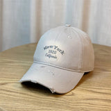 Gorra de béisbol con letra bordada para mujeres - Ajuste ajustable, parte superior ligera de pato con visera ancha, ropa casual para exteriores, diseño blanco y negro, lavable a mano