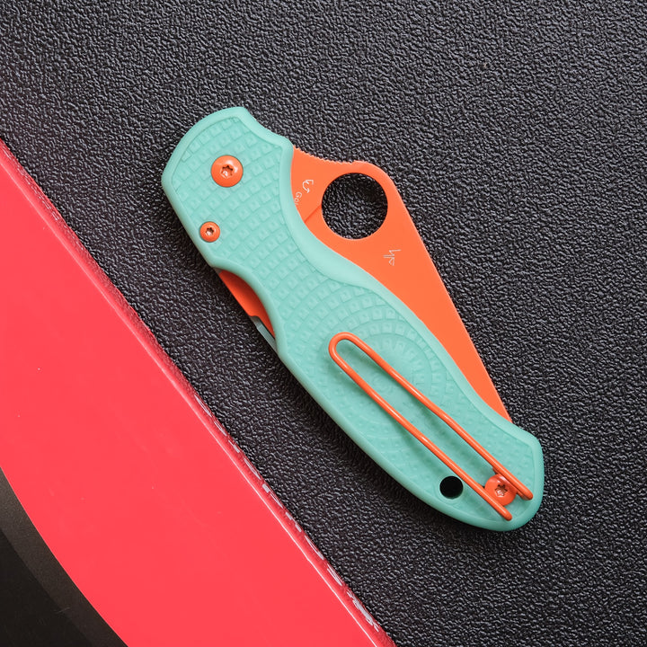 Navaja Táctica Plegable Tipo 223 con Mango de PVC Duradero y Hoja Afilada de 7.01 cm, Ideal para Supervivencia al Aire Libre y Uso Diario. Cuenta con un Mecanismo Plegable, un Agarre Antideslizante y es Compacta y Portátil