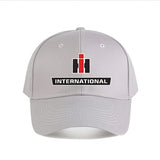 Gorra de Béisbol IH FAN CLUB INTERNATIONAL RED TRACTORS - Ajustable y Transpirable con Logo Audaz, Detalles en y Rojo/Blanco, Estilo Táctico Militar Unisex para Hombres y Mujeres, Lavable a Máquina, Accesorio Casual para Exteriores
