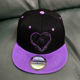 Gorra de béisbol plana unisex con estampado de corazón retro y gato - 100% poliéster, ajustable, diseño ligero y transpirable para conciertos en la calle, Pascua, regalos para el Día del Padre (negro/rojo), ropa casual, estilo streetwear, gorro duradero.