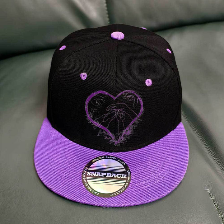 Gorra de béisbol plana unisex con estampado de corazón retro y gato - 100% poliéster, ajustable, diseño ligero y transpirable para conciertos en la calle, Pascua, regalos para el Día del Padre (negro/rojo), ropa casual, estilo streetwear, gorro duradero.