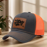 Gorra de béisbol de diseño ligero hecha de piel sintética con grabado de vaca de dos cabezas, con malla transpirable para actividades al aire libre como ir de compras, vacacionar y más.
