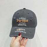 Nueva gorra de béisbol con letras bordadas suaves y rasgadas - Estilo callejero americano para parejas, gorra de béisbol versátil para caras pequeñas y grandes, solución transpirable y sin sudor.