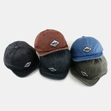 Una gorra de béisbol básica y elegante para hombres, con un diseño retro de trabajo japonés lavado, con una visera corta, adecuada para la moda urbana de hip-hop, incluyendo una gorra de camionero con visera plana.
