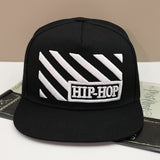 Una pieza de gorra de béisbol de malla negra neutral con estampado de hip-hop, diseñada para hombres y mujeres, perfecta para la moda al aire libre casual y adecuada para deportes bajo el sol.