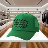 1pc Gorra de Béisbol Unisex Ajustable YOLO (Solo Se Vive Una Vez) - Roja con Logo /Amarillo, Visera Blanca y Visera Curva - Gorra Casual Ligera para Hombres y Mujeres, Fiestas, Cumpleaños, Atuendo Casual - Regalo con Eslogan YOLO