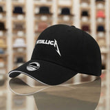 1 gorra de béisbol oficial con logo  - Ajustable Snapback, ligera y unísexo para hombres & mujeres. Regalo ideal fanáticos musicales; uso casual o al aire libre cómoda en todas las estaciones. ¡Lavado máquina! ( letras blancas)
