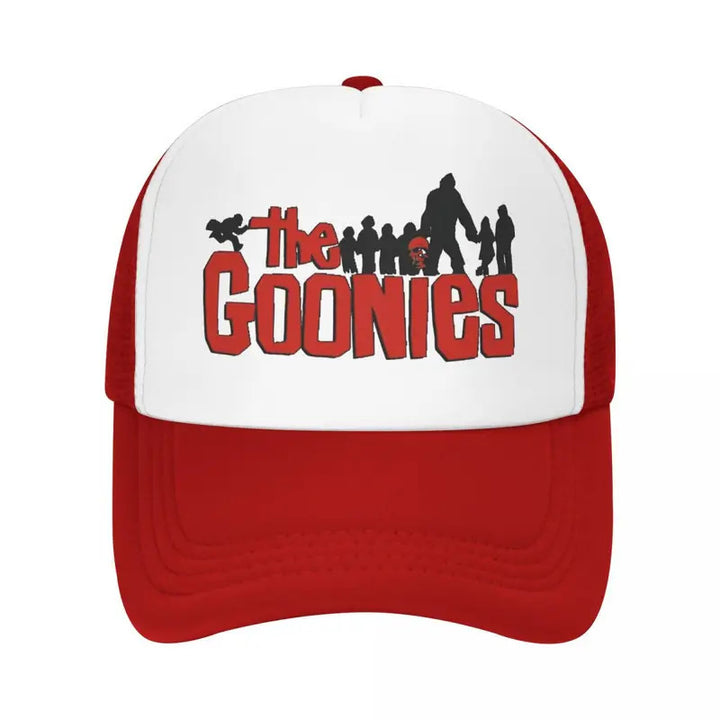 Gorra de Béisbol Ajustable con Logo y Personajes de The Goonies - Parte Trasera de Malla Transpirable, Panel Frontal Blanco con Siluetas Rojas, Gorra Deportiva Unisex Lavable a Máquina para Actividades al Aire Libre