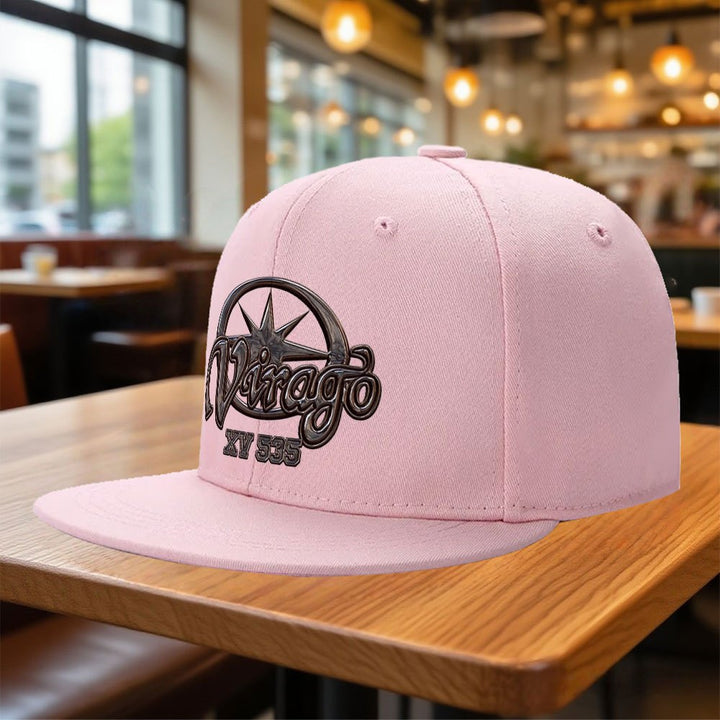 La gorra plana clásica Virago XV535 está diseñada para la moda urbana hip-hop, ideal para un look casual para todos. Atrae a los amantes de la moda que aprecian el estilo callejero durante todo el año. Gorra plana sin visera, gorra plana Ice, súper cute y
