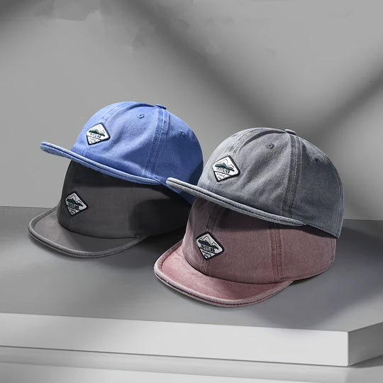 Una gorra de béisbol básica y elegante para hombres, con un diseño retro de trabajo japonés lavado, con una visera corta, adecuada para la moda urbana de hip-hop, incluyendo una gorra de camionero con visera plana.