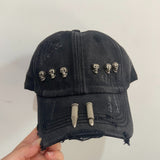 Gorra de béisbol desgastada y rasgada con decoración de cráneo de bala metálica, estilo hip hop rock, unisex, para performance y moda urbana