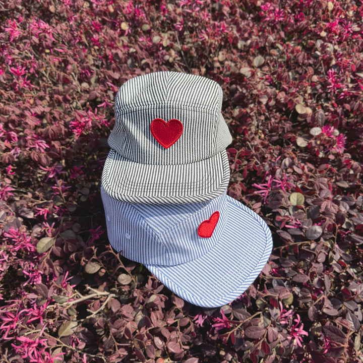 Gorra de Béisbol de Cinco Paneles con Parche de Amor para Parejas, Estilo Callejero Fresco y Blanco Azul Rayado, Versátil y Moderna, Ideal para Fiestas al Aire Libre o Deportes - Regalo Perfecto para Amigos