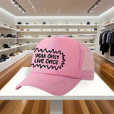 1pc Gorra de Béisbol Unisex Ajustable YOLO (Solo Se Vive Una Vez) - Roja con Logo /Amarillo, Visera Blanca y Visera Curva - Gorra Casual Ligera para Hombres y Mujeres, Fiestas, Cumpleaños, Atuendo Casual - Regalo con Eslogan YOLO