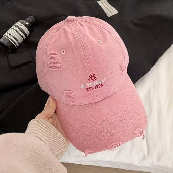 Gorra de béisbol con letra bordada para mujeres - Ajuste ajustable, parte superior ligera de pato con visera ancha, ropa casual para exteriores, diseño blanco y negro, lavable a mano