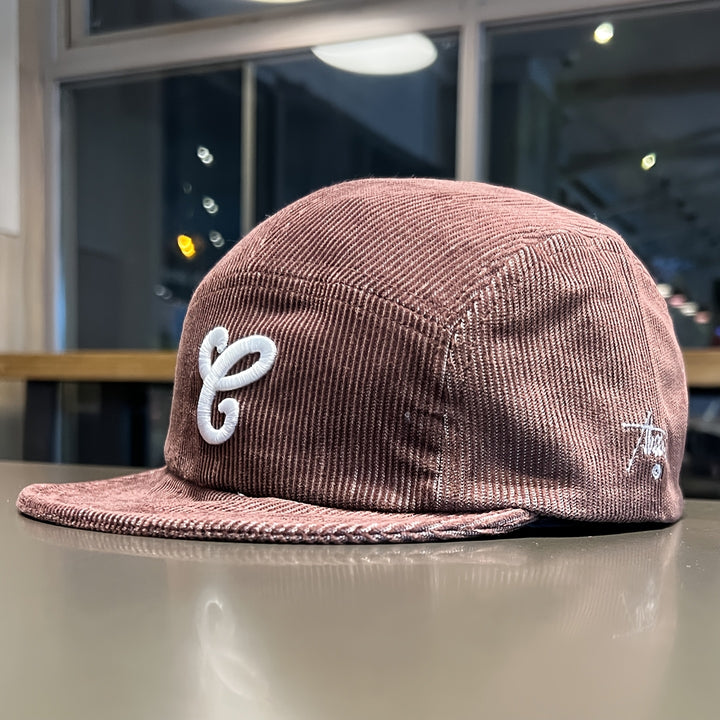 Un par de gorras de béisbol de visera suave con letras, diseñadas tanto para hombres como para mujeres. Presentan un nuevo estilo de otoño e invierno inspirado en Corea, que combina elementos retro casuales con influencias de la moda coreana y japon