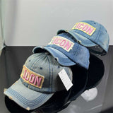 Nueva gorra de béisbol de mezclilla de estilo moderno para mujeres, versátil y elogiada, con un pequeño visor, adecuada para hombres, con letras bordadas de moda y una parte superior suave.