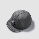 Una gorra de béisbol básica y elegante para hombres, con un diseño retro de trabajo japonés lavado, con una visera corta, adecuada para la moda urbana de hip-hop, incluyendo una gorra de camionero con visera plana.