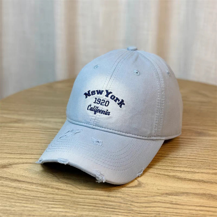 Gorra de béisbol con letra bordada para mujeres - Ajuste ajustable, parte superior ligera de pato con visera ancha, ropa casual para exteriores, diseño blanco y negro, lavable a mano