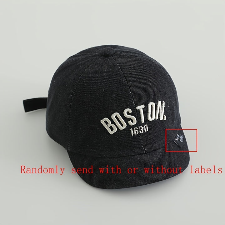 Una gorra para bebés, con un diseño de pico de pato de visera corta, hecha de denim con letras, perfecta para el verano. Este sombrero de sol ligero es elegante y ofrece protección solar, adecuado para juegos al aire libre y entretenimiento para niños de