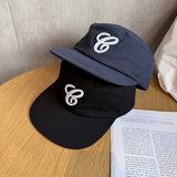 Gorra de Béisbol de Ala Plana con Logo Retro 3D para Hombres y Mujeres - Azul Marino/ con Costura Blanca, Gorra de Pico para Uso Casual y al Aire Libre, Accesorio para Navidad/Halloween, Material Textil Duradero (Sin Cobertura Facial/Cervical)