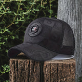 1 gorra de béisbol para hombre con diseño de calavera y alas, parte trasera de malla transpirable, cierre ajustable, patrones en negro y rojo, ideal para viajes al aire libre y béisbol