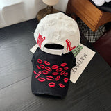Gorra de béisbol Y2K para mujer de Lanostina - Gorra ajustable con bordado de labios rojos, diseño de contraste negro y blanco, plegable compacto para eventos diarios y formales, ropa de cabeza casual, ropa de cabeza de moda, ropa de cabeza duradera