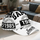 1 Gorra Snapback Ajustable Retro 1985 con Estampado 2D de Viaje - Diseño Nostálgico de los 80, Estampado Completo Vibrante, Poliéster Duradero para Deportes al Aire Libre, Running, Uso Casual y Fiestas Temáticas (Halloween/Navidad/Acción de Gracias) - Uni