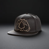 Gorra de béisbol unisex de ala plana en PU negro mate para todas las estaciones, diseño minimalista con estampado de manos, protección solar para streetwear, deportes y aventuras al aire libre