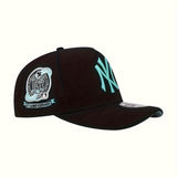 NEW ERA Gorra Snapback de Visera Curva Negra con Bordado NY - Gorra Ajustable Unisex para Hombres y Mujeres, Diseño Ligero y Cálido para Exteriores y Uso Casual, Logo Icónico de NY, Accesorio de Streetwear