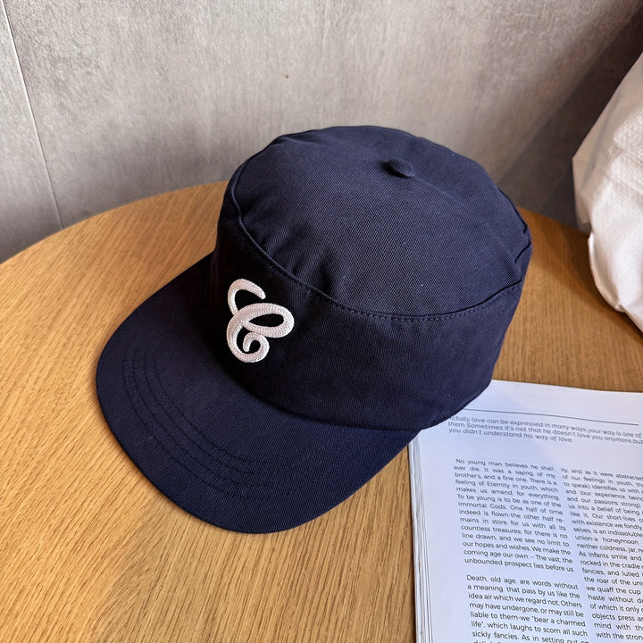 Gorra de Béisbol de Ala Plana con Logo Retro 3D para Hombres y Mujeres - Azul Marino/ con Costura Blanca, Gorra de Pico para Uso Casual y al Aire Libre, Accesorio para Navidad/Halloween, Material Textil Duradero (Sin Cobertura Facial/Cervical)