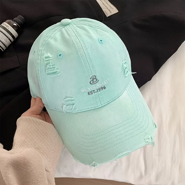 Gorra de béisbol con letra bordada para mujeres - Ajuste ajustable, parte superior ligera de pato con visera ancha, ropa casual para exteriores, diseño blanco y negro, lavable a mano