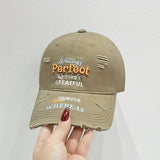 Nueva gorra de béisbol con letras bordadas suaves y rasgadas - Estilo callejero americano para parejas, gorra de béisbol versátil para caras pequeñas y grandes, solución transpirable y sin sudor.