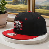 Una gorra de béisbol de verano para hombre con diseño de esqueleto sosteniendo cuatro espadas y un gotero en un estilo de dos tonos, adecuada para hombres y mujeres, con hebilla ajustable.