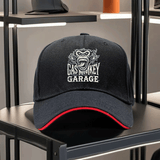 Una gorra de béisbol impresa unisex de Gas Monkey Garage, con una visera de estilo sándwich y diseño ajustable. Esta gorra de padre ligera muestra un patrón de mono de dibujos animados, una visera curva y un logotipo blanco y negro, lo que la convierte en